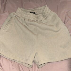 Lounge high waisted shorts petite beige PLT